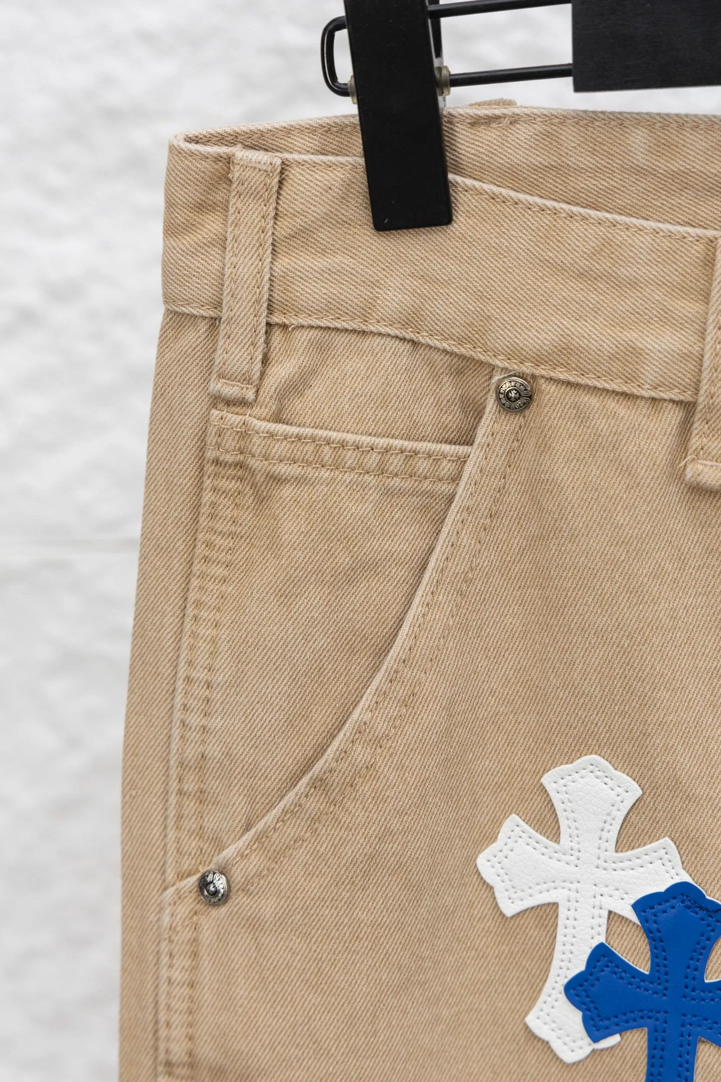P270 model number/F067 CH Chromehearts limited edition work jeans denim logging pants [About Zangyin] This is an extremely luxurious fashion brand, which can also be called the aristocracy of the high street. It has always been an exclusive brand for some hipsters or the rich second generation. Compared with ordinary high streets, it is more luxurious and noble. Compared with luxury brands, it is more fashionable and individual. It has always been a brand that I have a special liking for. [Top heavy industry fashion design] Consistently high-street luxury style. Speaking of this style, the Zangyin family and GU family are definitely the leading representative brands. Especially the Zangyin family has really achieved a state-of-the-art effect in creating high-street style. The unique washed material is used to create this style. The color system is already quite eye-catching. After it is decorated with patchwork cross flowers, it cleverly highlights the charm of the brand. Secondly, this style uses classic The high-waist cutting design highlights the long legs and fashionable temperament of the upper body. The brand is highly recognizable and the slim fit configuration is more suitable for daily wear. It is a product that interprets personality, fashion, and specifications at a glance. This single product is enough to make any fan excited. It can be a white T-shirt for a youthful college style, or a tight suspender for a royal style. It has strong matching ability and can be easily controlled by men.  [Materials and craftsmanship] Needless to say, this point goes without saying. As an excellent craftsman brand, Zangyin’s requirements for details and craftsmanship are really perfect. The washed color of this model has gone through so many processes, not to mention the embellishment of denim appliques. It is also purely hand-made and sewn. Just like what they believe in, only hand-made things have soul and have the meaning of wear. A top-notch heavy-duty fashionable denim item, I look forward to your perfect interpretation! !  Color: Khaki Fit: Loose